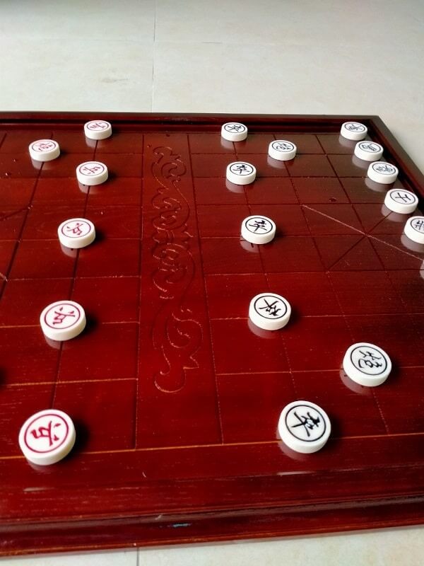 Bàn cờ tướng gỗ sồi nâu hoa 50x60cm b